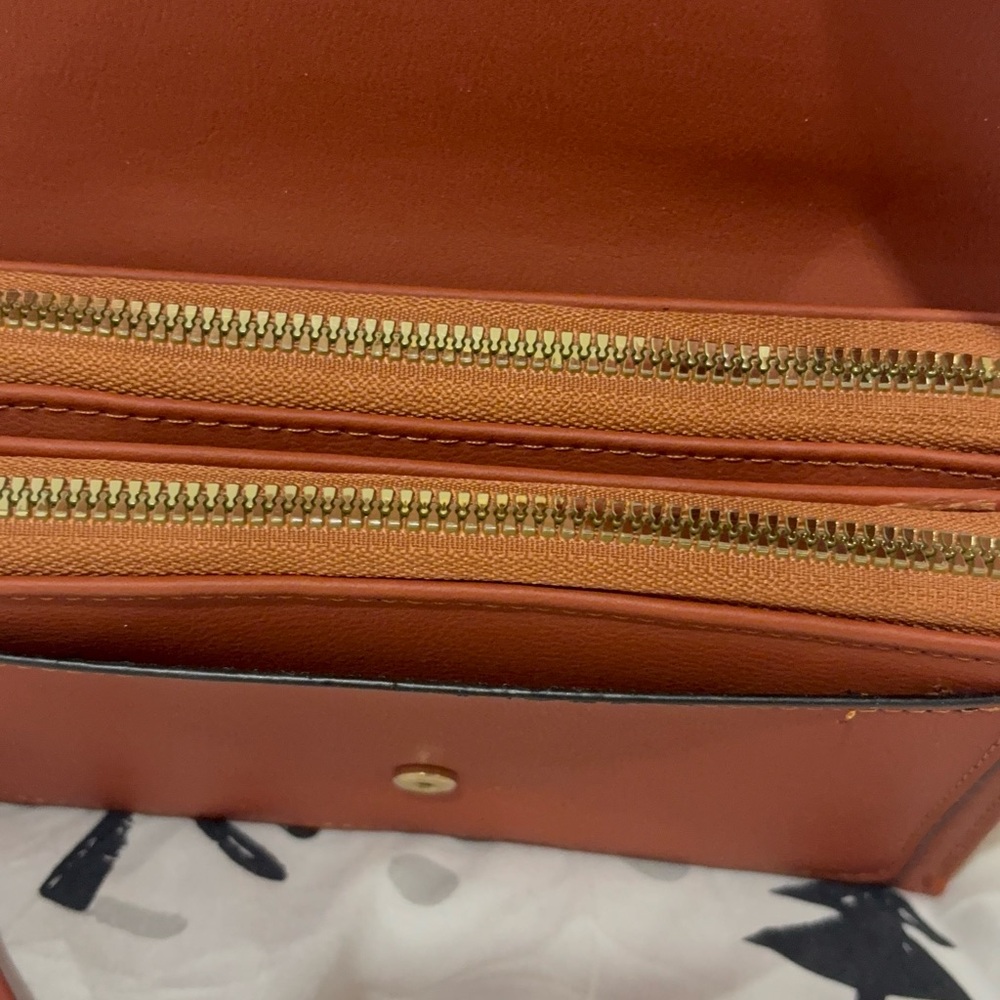 NWOT Women's Tan Crossbody Bag, several pockets for all your needs. Never used - Picture 9 of 11